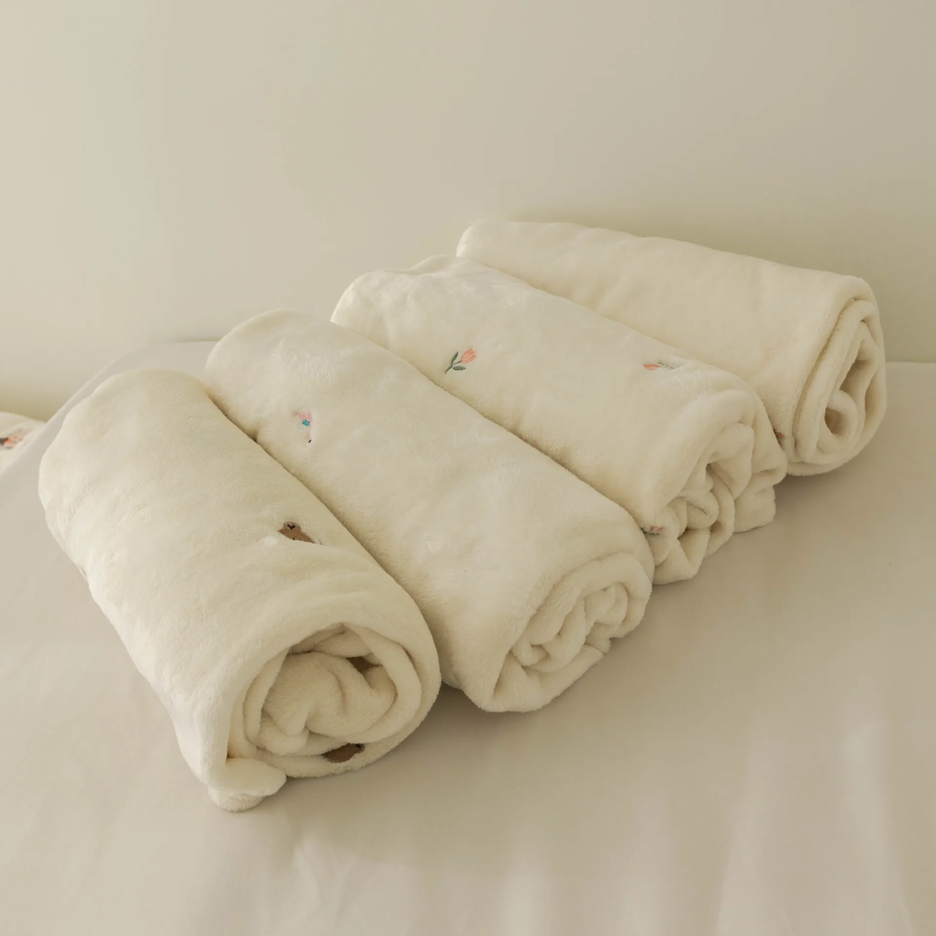 Manta de lana para bebé recién nacido, mantas para envolver al recién nacido, funda suave y cálida para cochecito, ropa de cama con bordado de oso, accesorios para bebés
