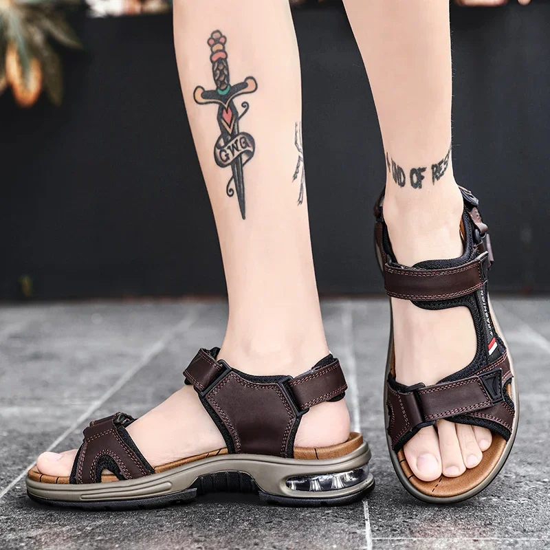 Nuevas sandalias de verano de cuero genuino para hombre, zapatos informales transpirables de diseño a la moda, sandalias de playa de fondo suave para hombre, talla grande 46