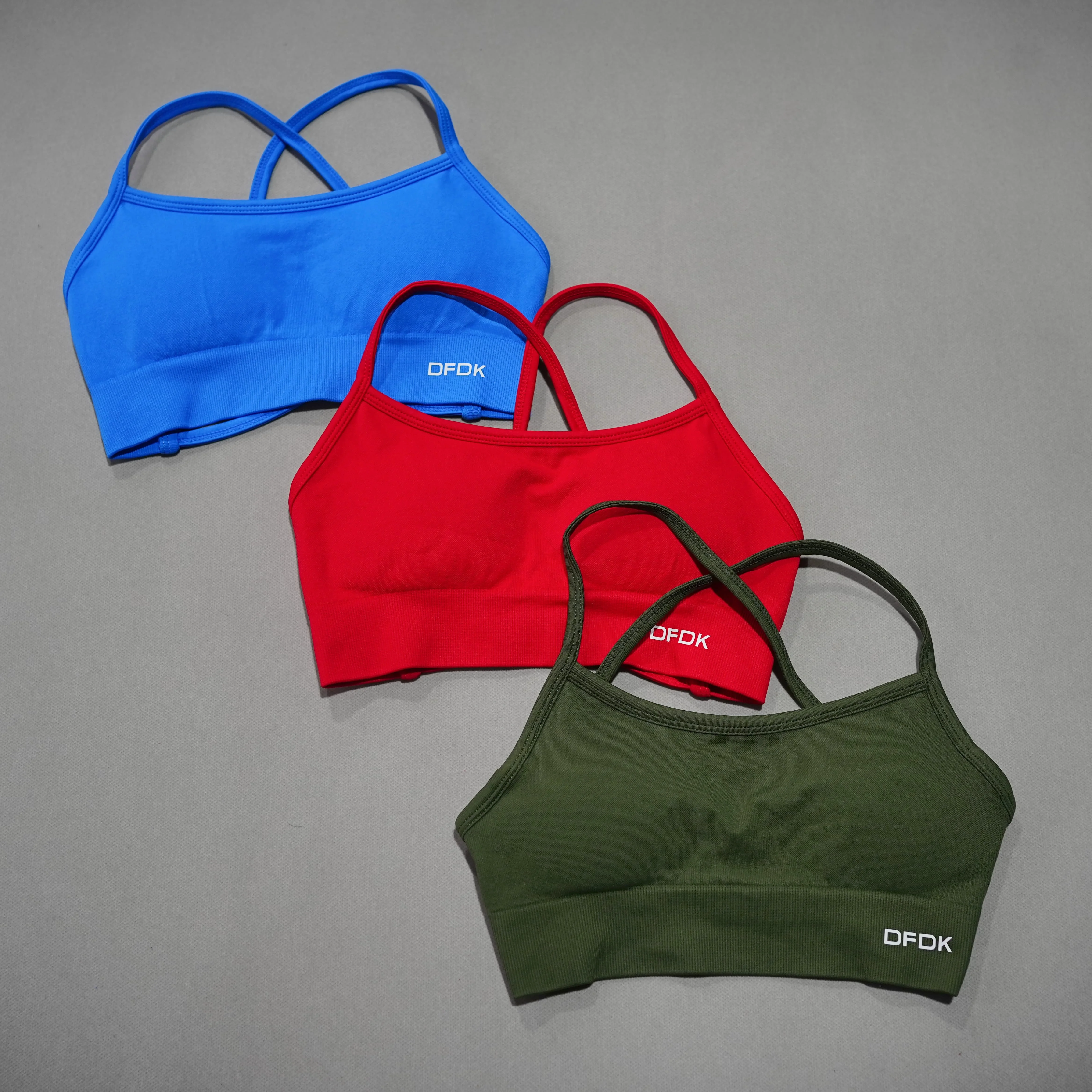 DFDK Sujetador deportivo sin costuras para mujer, con espalda cruzada, sin aros, push-up, con almohadillas extraíbles, transpirable, a prueba de golpes, para fitness, gimnasio y uso diario.