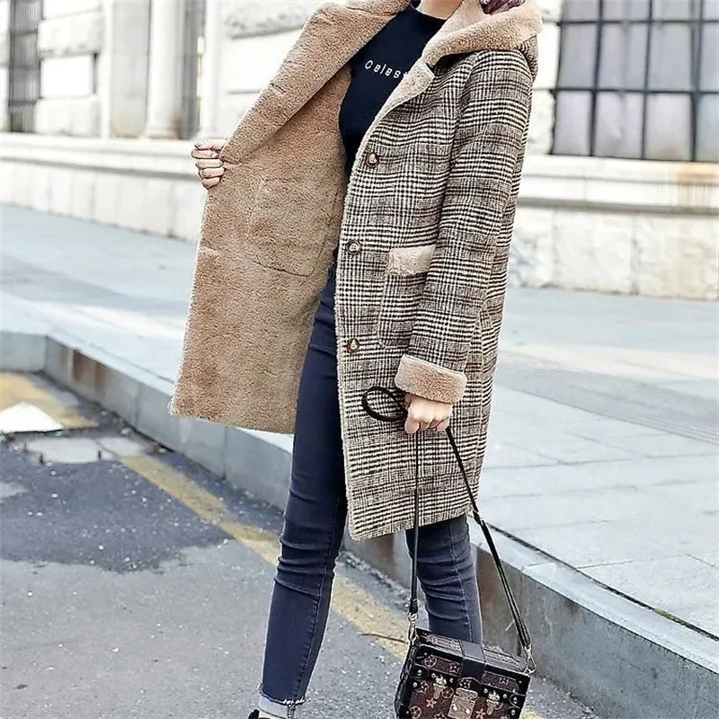 Abrigo Largo de Lana Gruesa con Capucha y Diseño a Cuadros, de Pelo de Conejo, Cálido y Elegante, para Mujer, Modelo H, Colección Invierno 2026