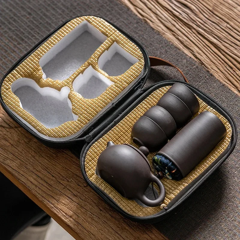 Un bote de arcilla púrpura, cuatro tazas, juego de té portátil para exteriores, juego de té de viaje, regalo para amigos