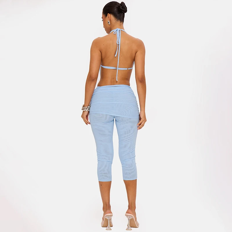 Conjunto de pantalones de cinco cuartos ajustados con cuello halter, tirantes y espalda descubierta