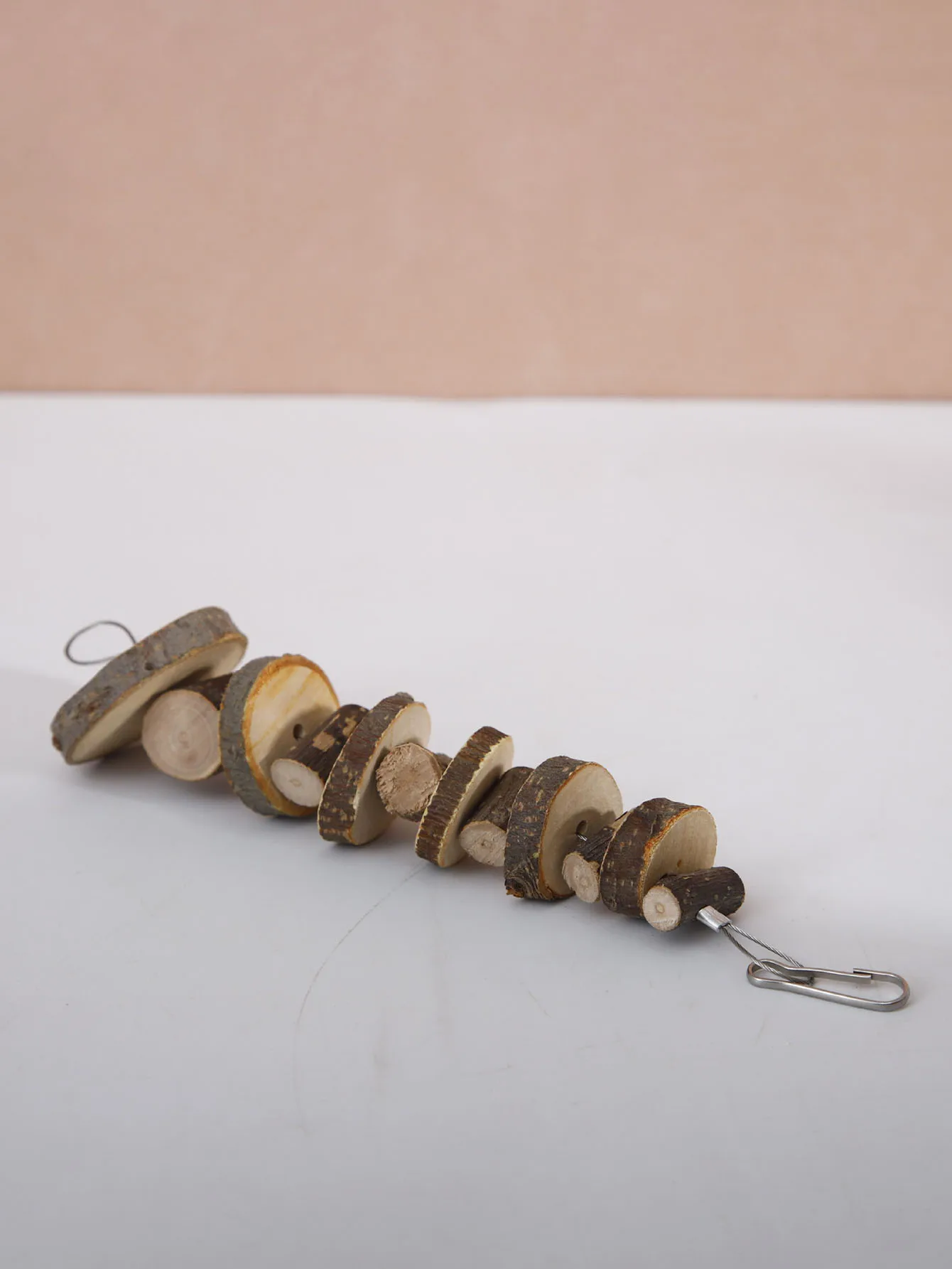 Juguete masticable de madera de manzana simple, palo masticable, cuerda de molienda de dientes de madera redonda, conejo, juguete para mascotas pequeñas, 1PC
