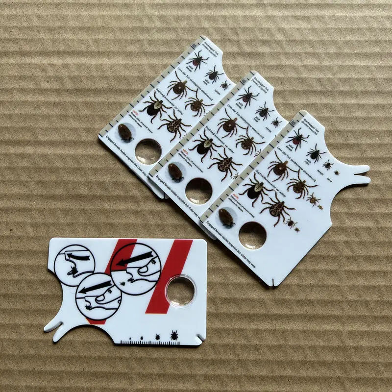 Tarjeta de garrapatas con lupa permite una fácil extracción de garrapatas, eliminador de garrapatas para perros y gatos con práctico tamaño de bolsillo 8,5x5,4x0,1 cm