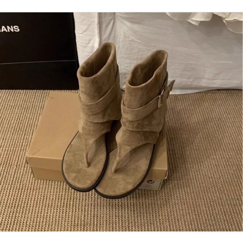 2025 Sandalias planas con Clip para primavera, moda de verano, pantalones, piernas, botas, vestido informal, zapatos de estilo callejero