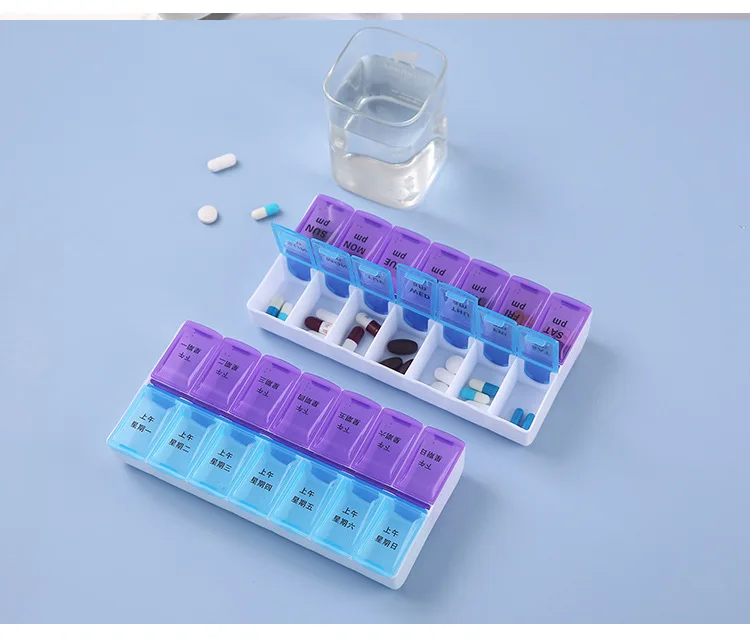 Caja de medicamentos portátil de doble fila, pequeña, de gran capacidad para siete días a la semana, con 14 compartimentos y tapa abierta para almacenamiento de medicamentos.