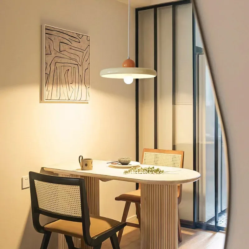 Candelabro de platillo volador francés, lámpara de mesa minimalista, celebridad de Internet, de alta gama, candelabro de comedor, candelabro de estilo crema