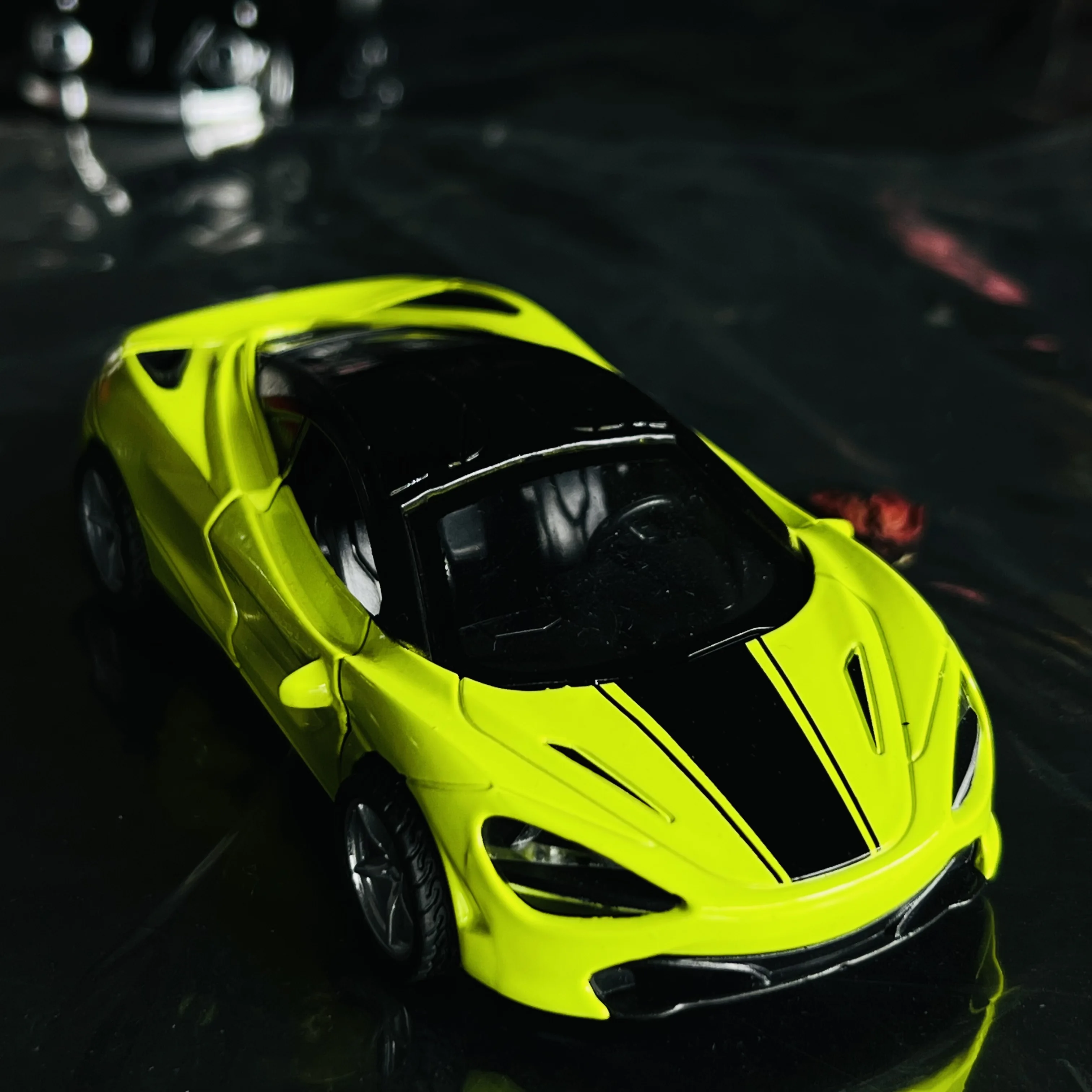 Coche deportivo de aleación de 1: 36 puertas, modelo de simulación de fuerza de retorno, coche de juguete para niños, adorno de regalo para niño
