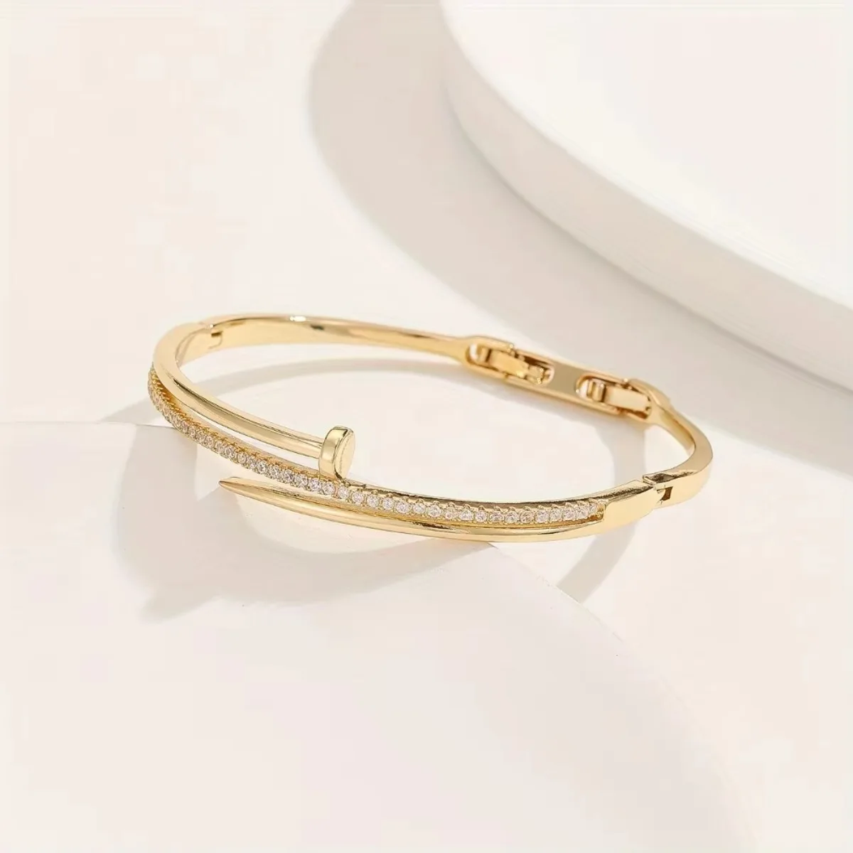 Una pulsera ajustable de la serie de circonitas con incrustaciones de cobre con un diseño dulce, romántico y de nicho, perfecta como regalo para niñas