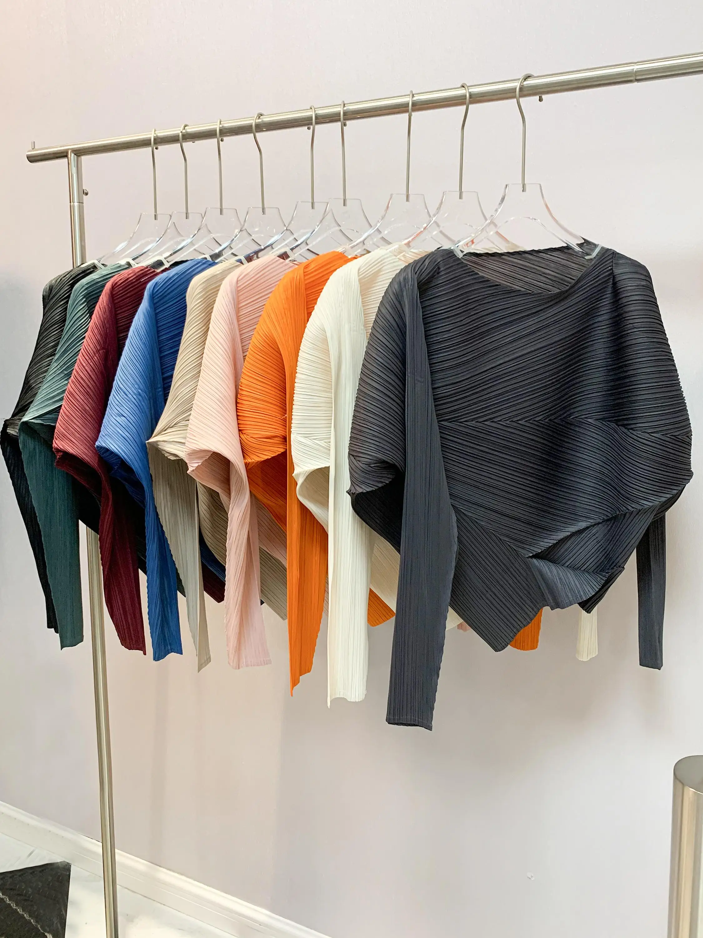 Camiseta de Color sólido Miyake 2025 primavera abierta nueva camisa de diseño de Tops plisados de forma fina versátil