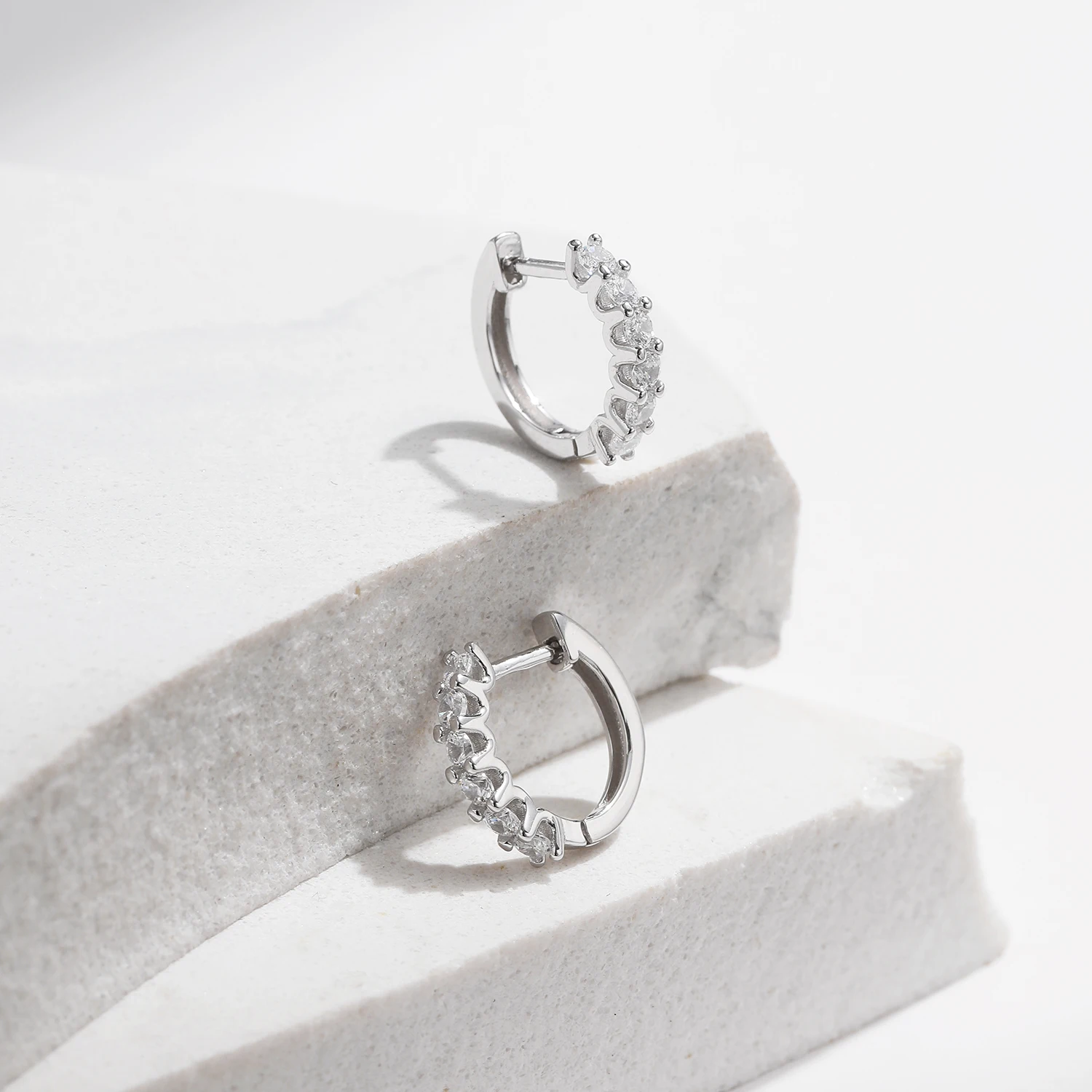 Pendientes de aro pequeños de moissanita de Color MODIAN D, hebillas de oreja brillantes huecas de Plata de Ley 925 para mujer, joyería fina de boda
