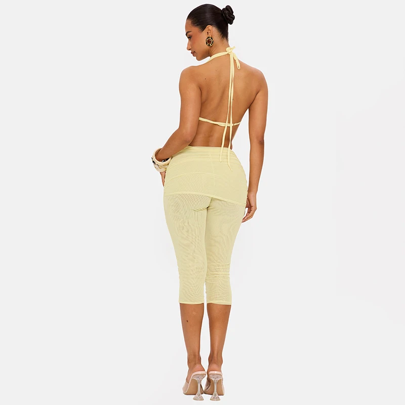 Conjunto de pantalones de cinco cuartos ajustados con cuello halter, tirantes y espalda descubierta