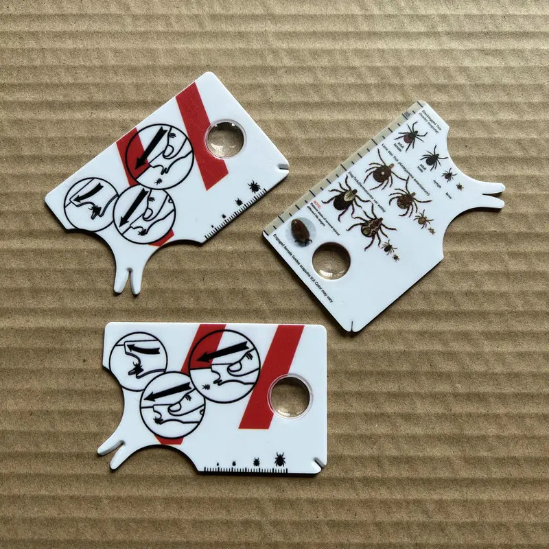 Tarjeta de garrapatas con lupa permite una fácil extracción de garrapatas, eliminador de garrapatas para perros y gatos con práctico tamaño de bolsillo 8,5x5,4x0,1 cm
