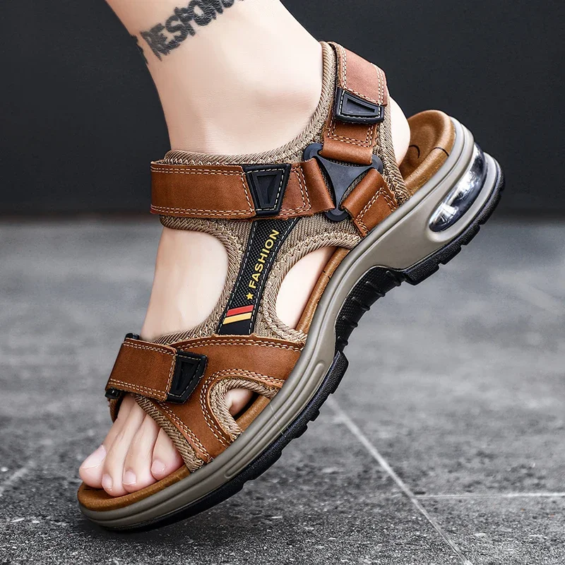 Nuevas sandalias de verano de cuero genuino para hombre, zapatos informales transpirables de diseño a la moda, sandalias de playa de fondo suave para hombre, talla grande 46