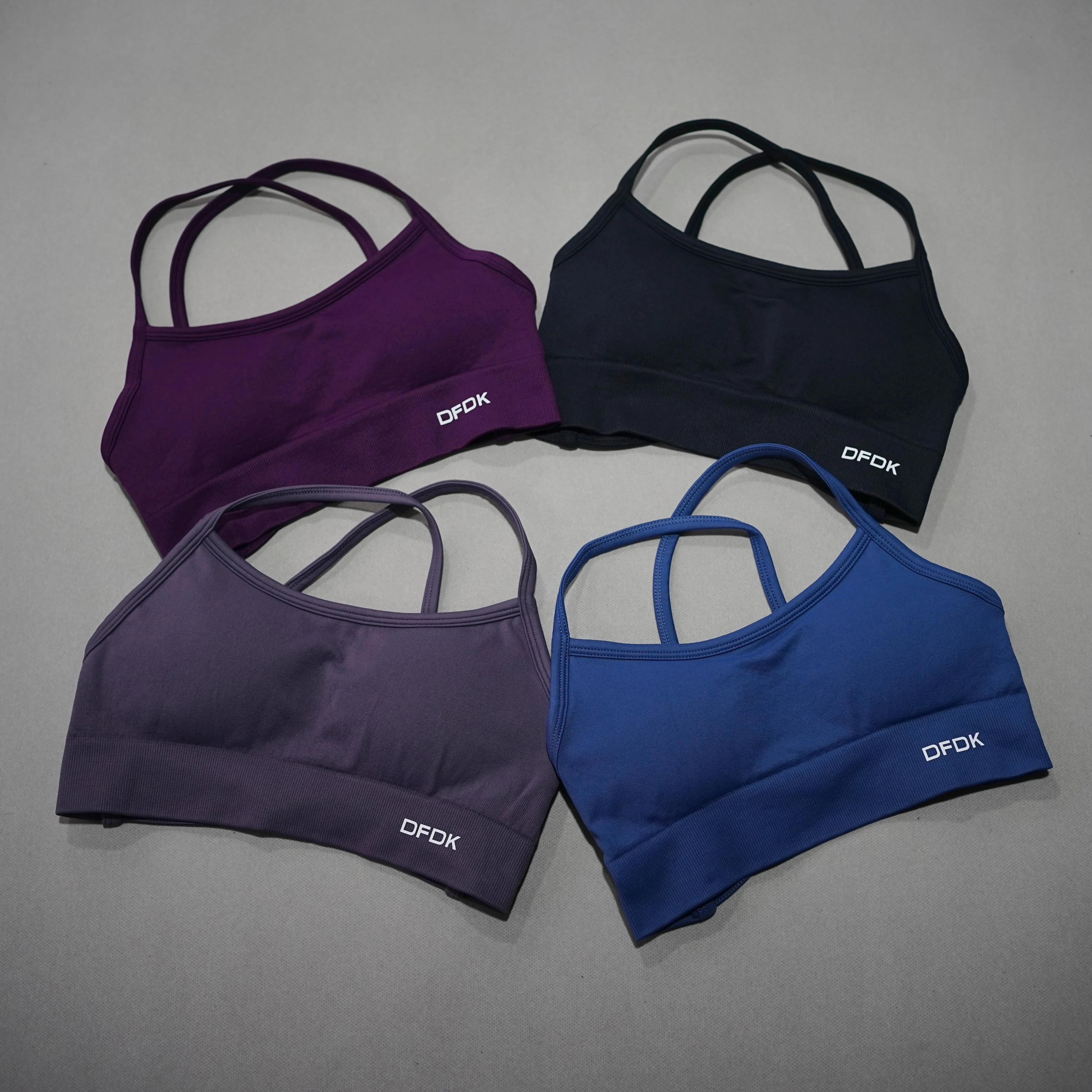 DFDK Sujetador deportivo sin costuras para mujer, con espalda cruzada, sin aros, push-up, con almohadillas extraíbles, transpirable, a prueba de golpes, para fitness, gimnasio y uso diario.