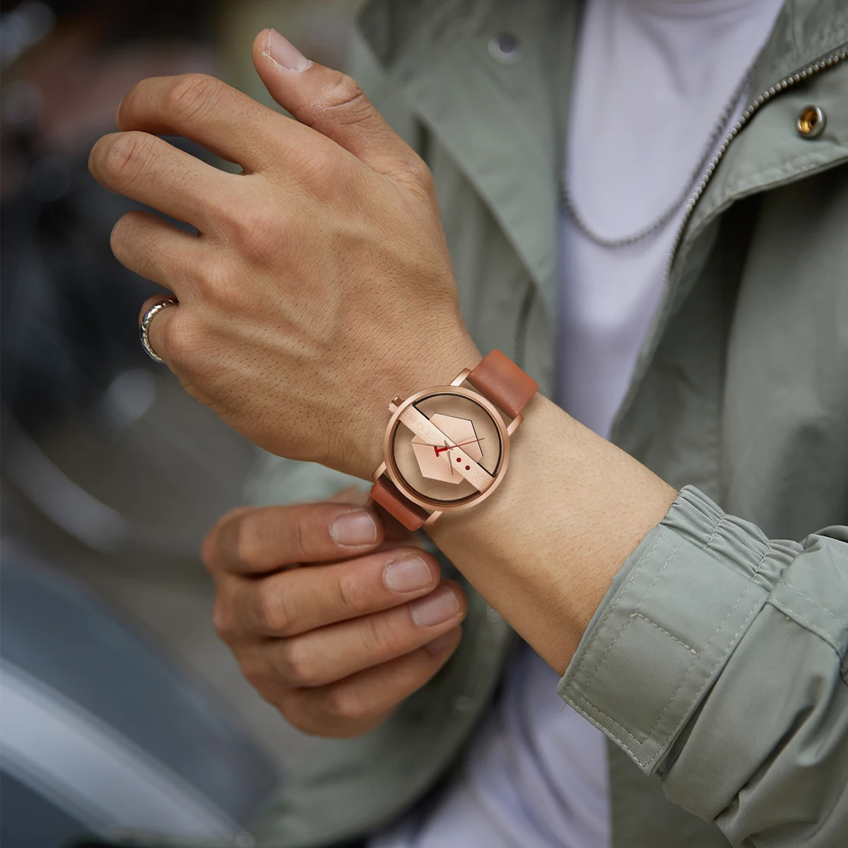 TOMI Correa de reloj de cuero para hombre, elegante y minimalista, perspectiva hueca personalizada, cubierta inferior de cristal, reloj de cuarzo