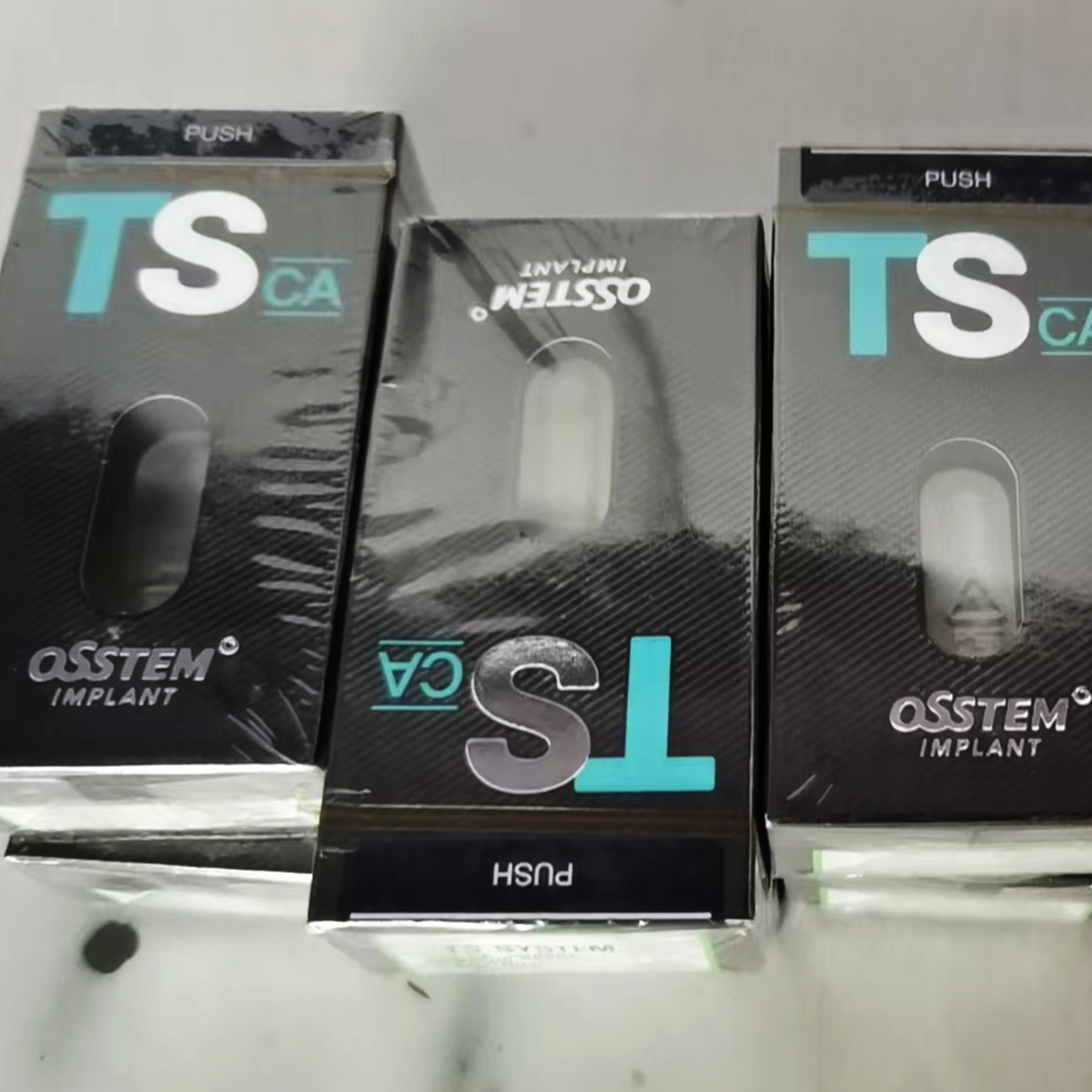 Implante Hidrófilo Osstem TSⅢ CA, Superficie Activada por Calcio (CA) para una Rápida Regeneración Ósea, Instrumento Quirúrgico Dental