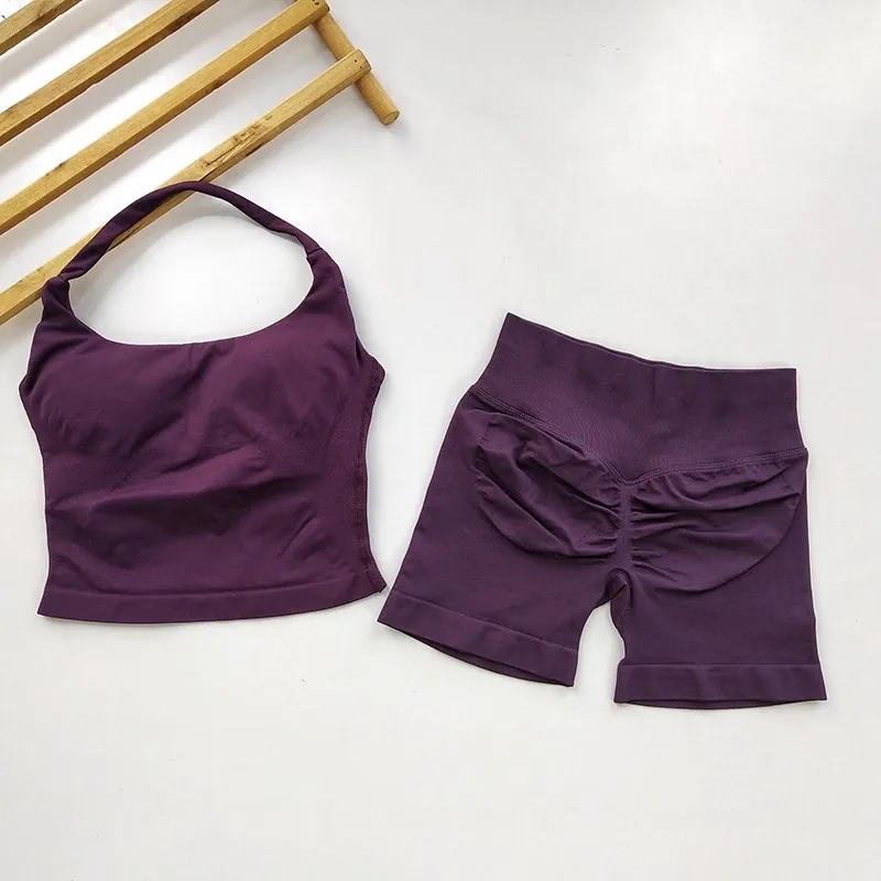 Conjunto de yoga de 2 piezas para mujer: top halter sin espalda y shorts sin costuras de cintura alta, ideal para fitness y entrenamiento.