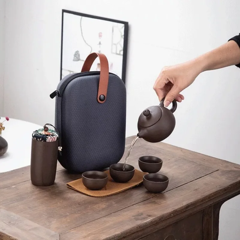 Un bote de arcilla púrpura, cuatro tazas, juego de té portátil para exteriores, juego de té de viaje, regalo para amigos