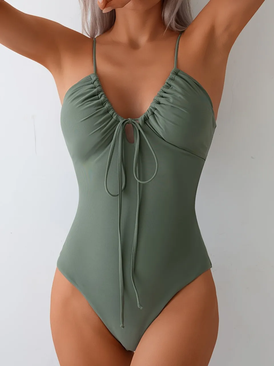 2025 Traje de baño Sexy ajustado con tiras, traje de baño de una pieza con lazo verde militar, traje de baño para mujer, traje de baño acolchado, ropa de playa
