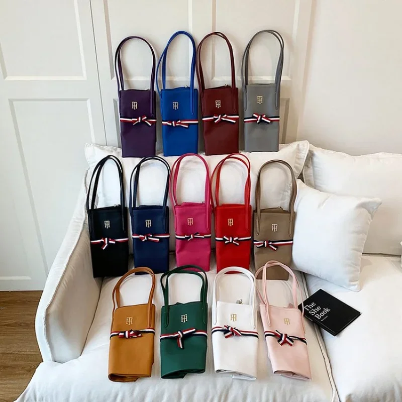 Bolso inspirado en el pescador con múltiples bolsillos y material de cuero encerado duradero