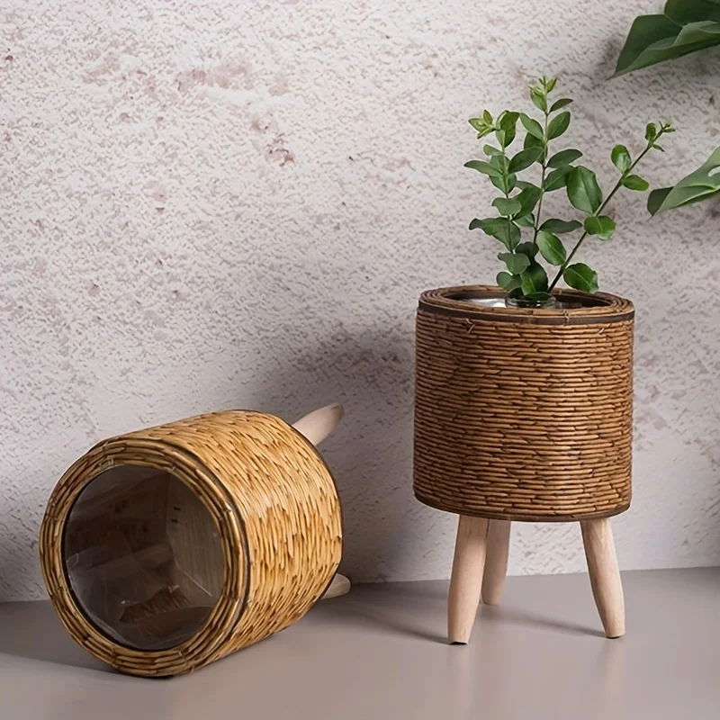 Encantadora maceta rústica de ratán con patas de madera, cesta de almacenamiento tejida versátil para plantas de interior/exterior y decoración