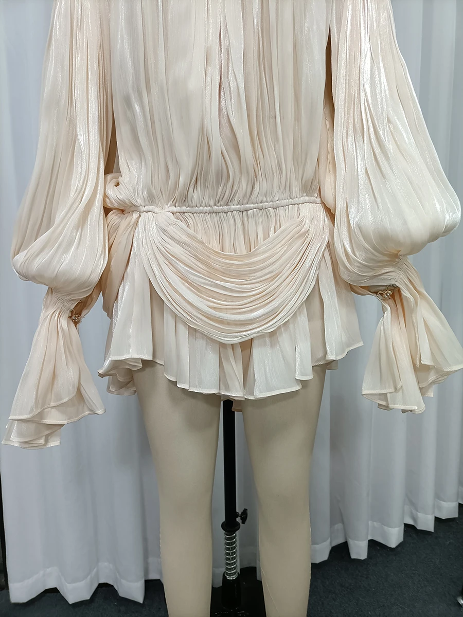 Vestido Mini Plisado Color Albaricoque de TWOTWINSTYLE, con Cuello Cuadrado y Mangas Abullonadas, para Eventos y Alfombra Roja