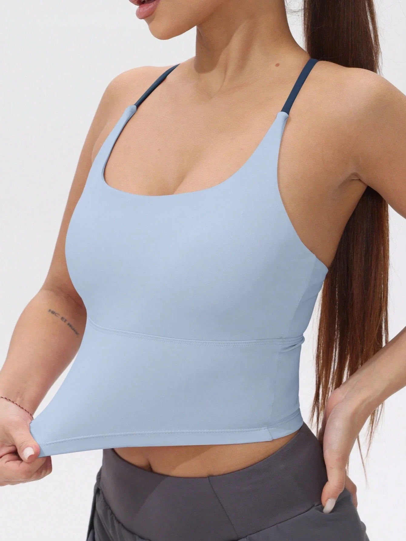 FItfemme Crisscross - Camiseta sin mangas deportiva con espalda - Secado rápido, con copas acolchadas - Ideal para yoga, gimnasio y correr