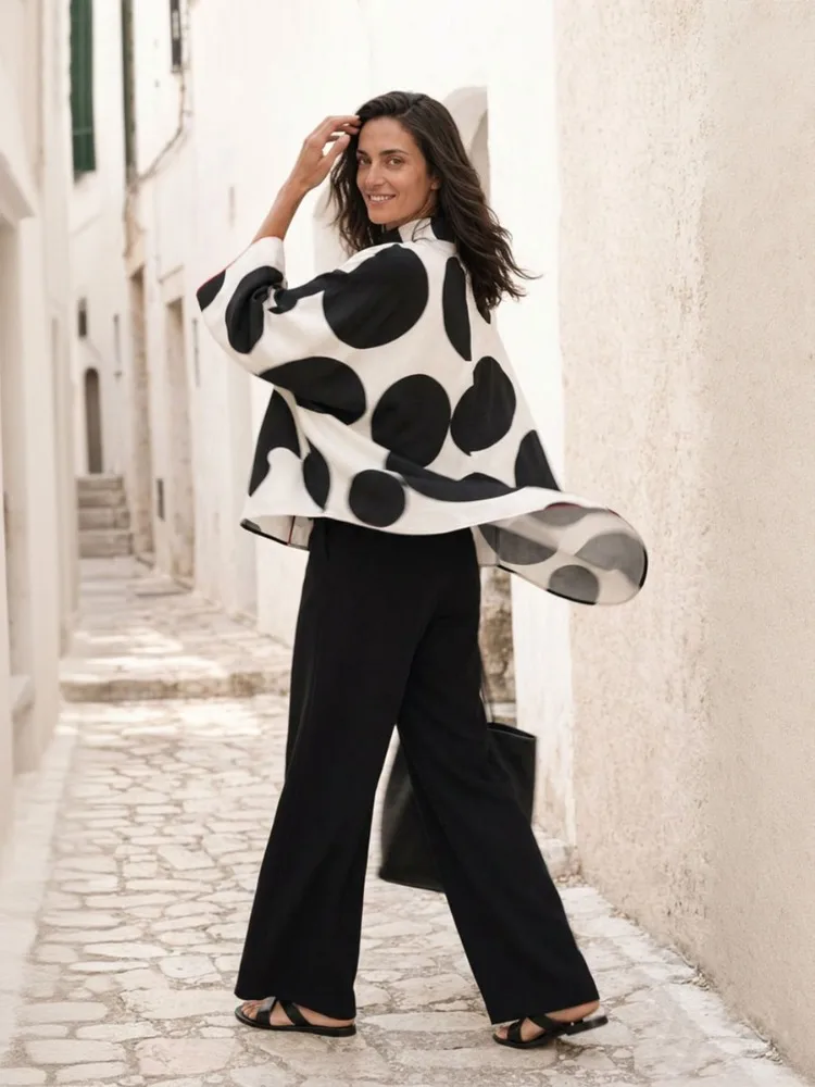 Blusa Yeezzi para Mujer con Cuello Alto y Grandes Lunares, Mangas 3/4, Ribete Rojo en Contraste, Corte Holgado, Bajo Asimétrico, Elegante y Casual para Oficina