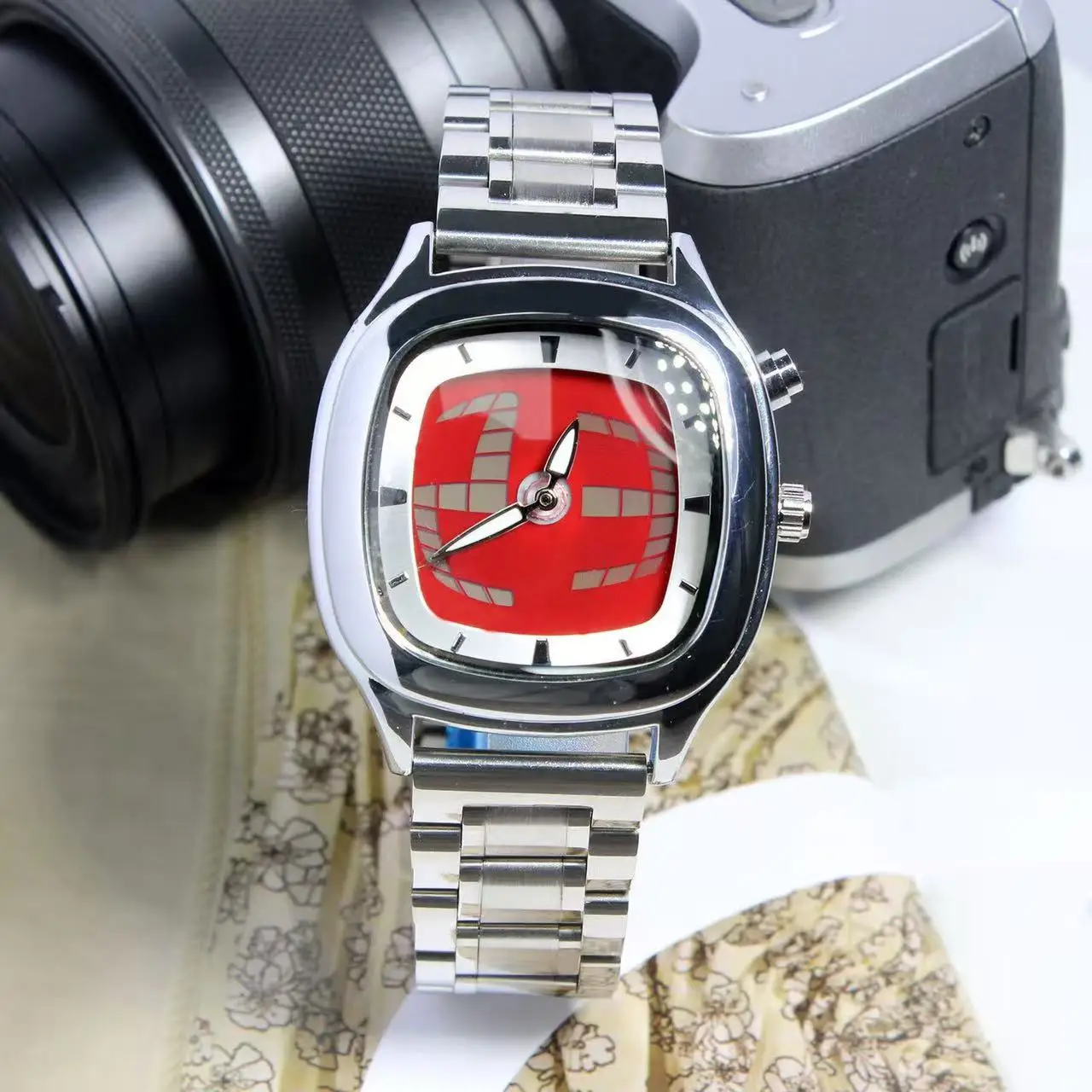 Reloj de Cuarzo Rojo, Diseño Cuadrado Y2K, Números con Puntero, Pantalla Dual, Acero, Personalizable, Relojes Modernos para Hombre, Diseño Dinámico y Ejecutivo