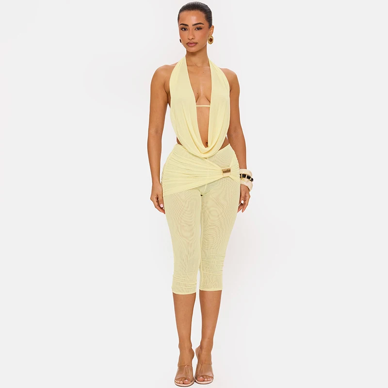 Conjunto de pantalones de cinco cuartos ajustados con cuello halter, tirantes y espalda descubierta