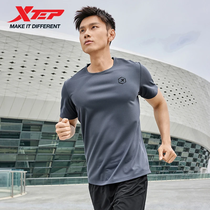Xtep-Camiseta de manga corta con cuello redondo para hombre, Tops geniales transpirables para entrenamiento deportivo de secado rápido, primavera 2025 875229010174