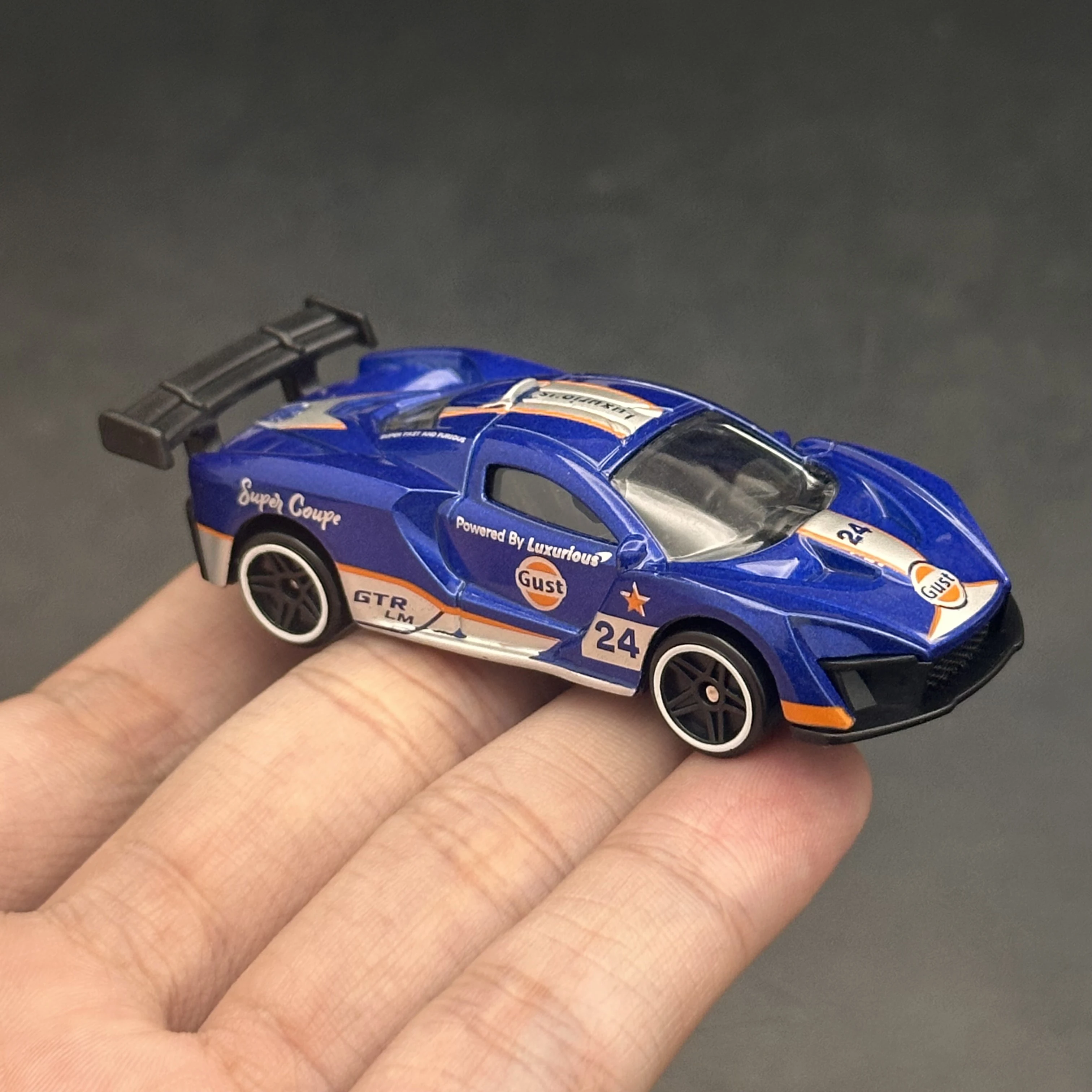 Modelo de coche de aleación fundida a presión a escala 1/64, mini vehículo de juguete con cuerpo de metal, regalo coleccionable realista para niños, cumpleaños y exhibición