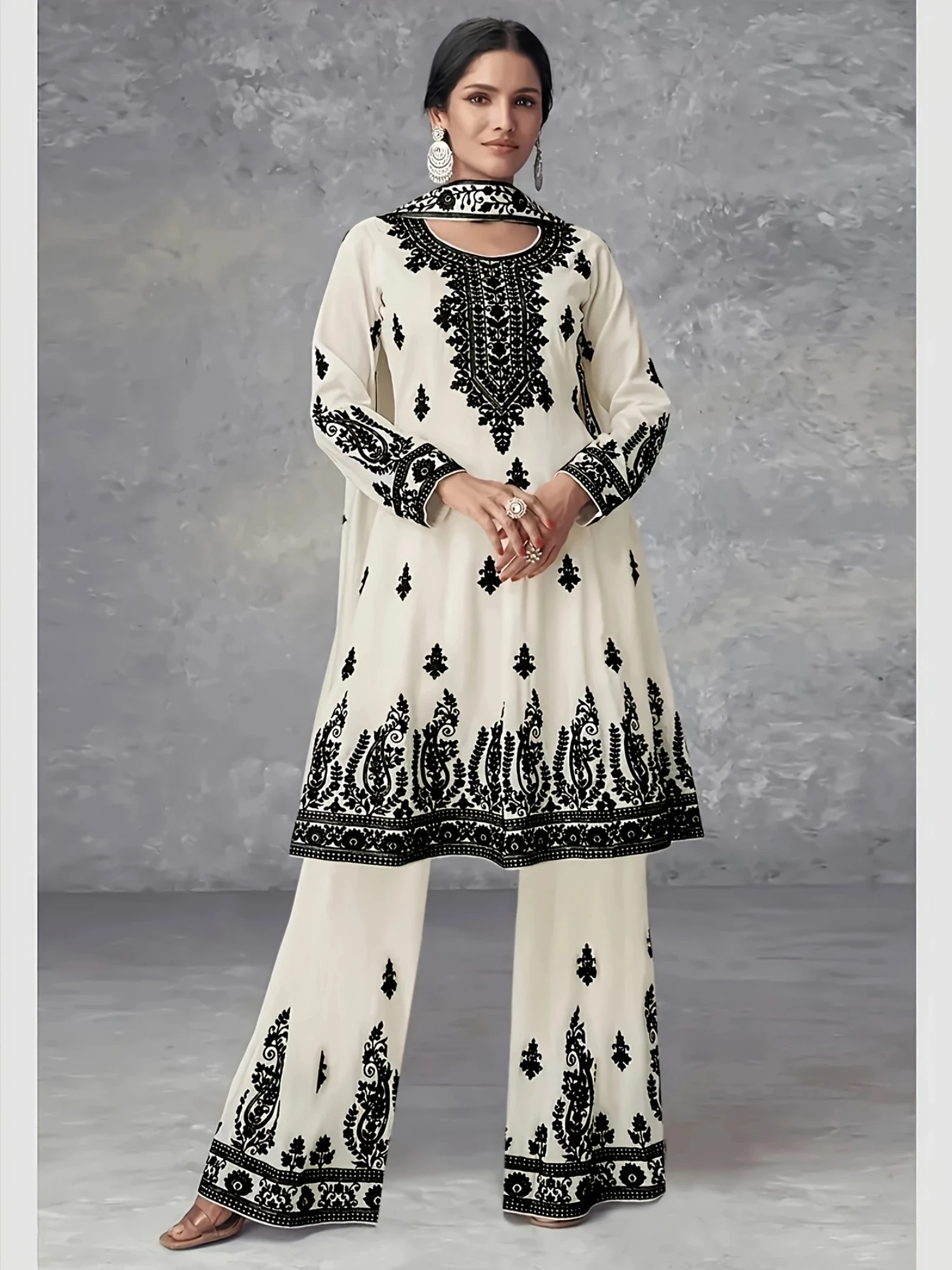 Conjunto de Tres Piezas para Mujer Talla Grande, Color Blanco Hueso y Negro, Estampado Étnico, Top Largo con Cuello Redondo, Pantalones Anchos y Pañuelo para la Cabeza