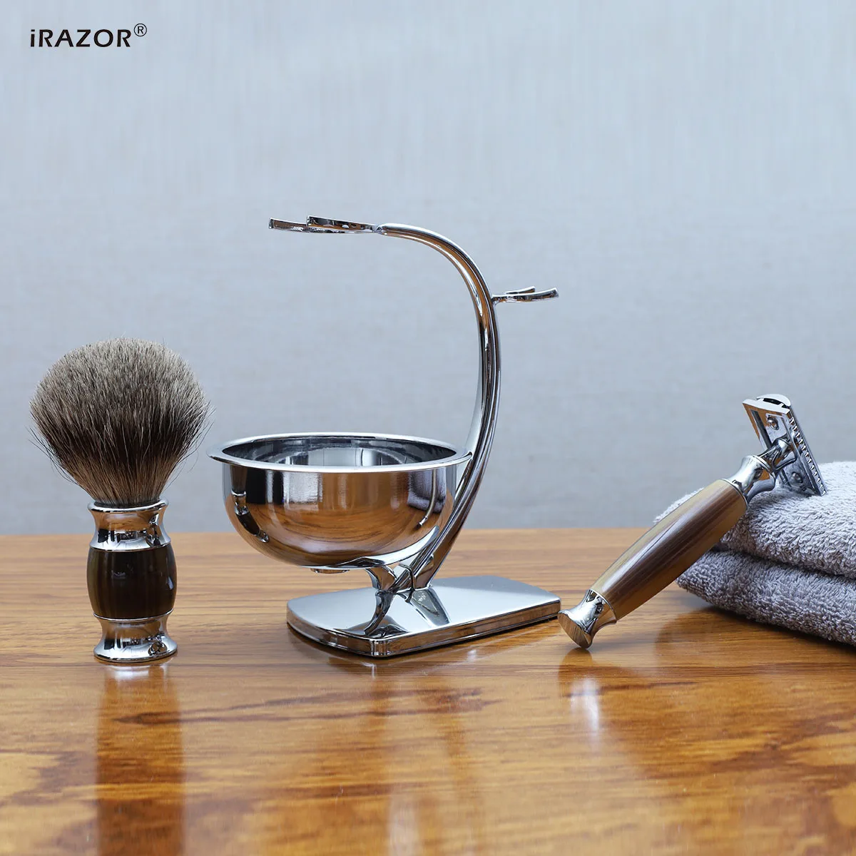 Kit de afeitado iRAZOR Classic DE con maquinilla de afeitar de doble filo, 10 cuchillas, brocha Silvertip, taza para espuma de afeitar, para afeitado en húmedo y cuidado personal masculino, empaquetado en caja de regalo.
