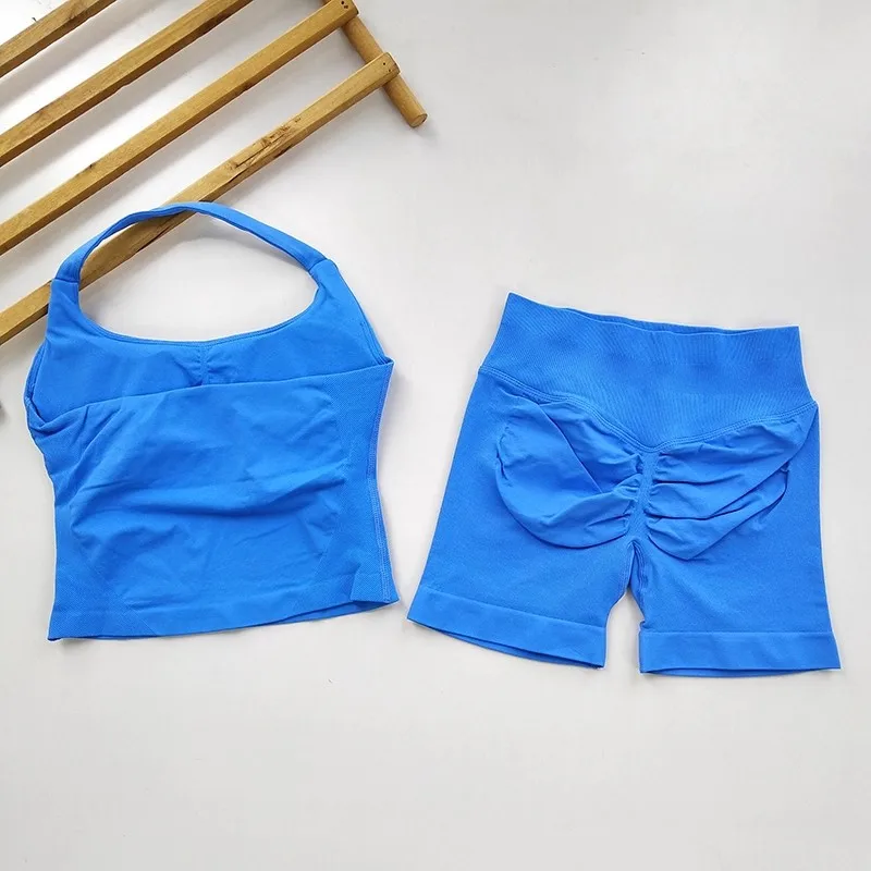 Conjunto de yoga de 2 piezas para mujer: top halter sin espalda y shorts sin costuras de cintura alta, ideal para fitness y entrenamiento.