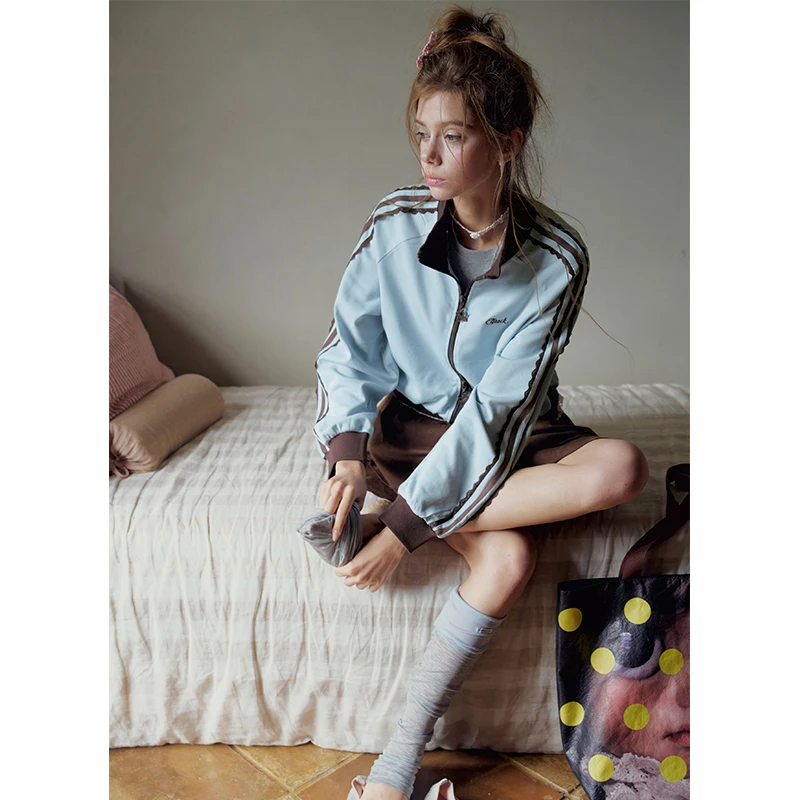 ELFSACK Chaqueta corta con cremallera para mujer, con mangas a rayas en contraste, ropa exterior con cuello alto para otoño, linda camiseta deportiva