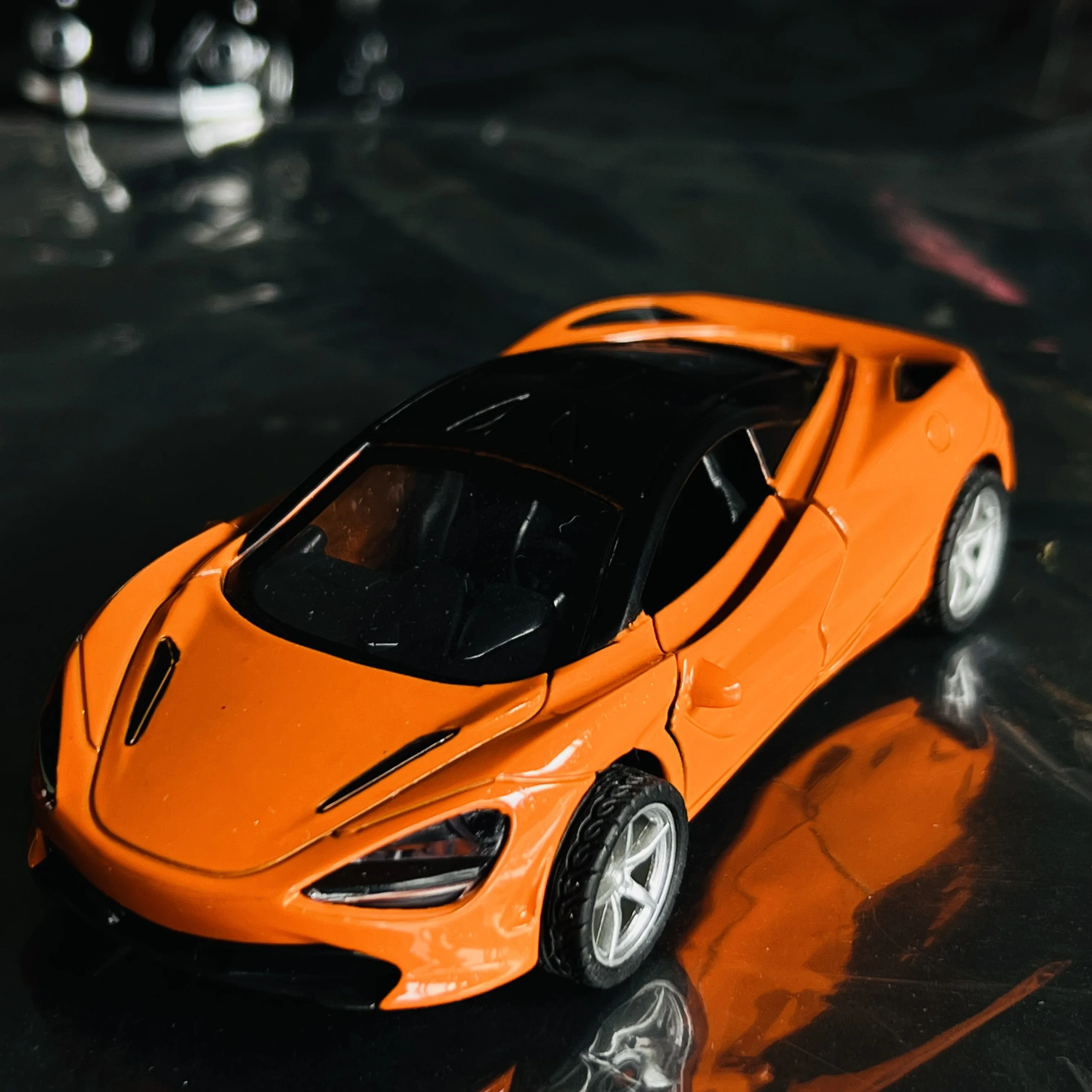 Coche deportivo de aleación de 1: 36 puertas, modelo de simulación de fuerza de retorno, coche de juguete para niños, adorno de regalo para niño