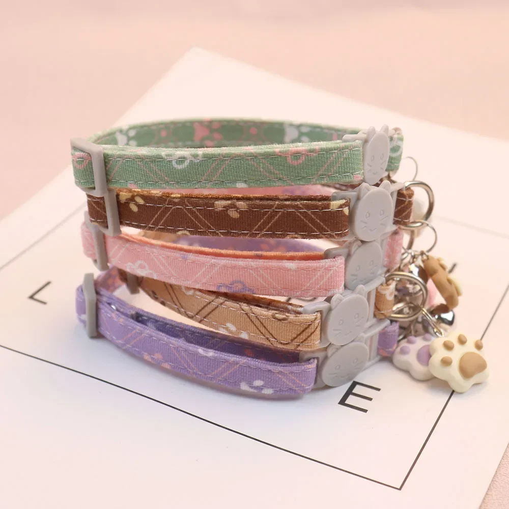 Collar bonito para mascotas con campana para perros pequeños, cosas para cachorros y gatitos, accesorios, Collar desmontable con huella ajustable para gatos