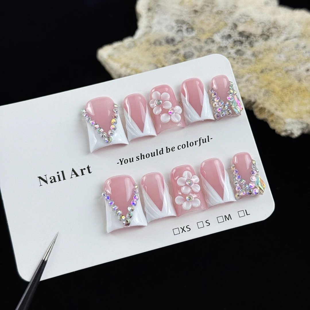 10 piezas de uñas postizas de alta gama, estilo simple y elegante, diseño en forma de V pintado a mano, tallado tridimensional, con pedrería hecha a mano.
