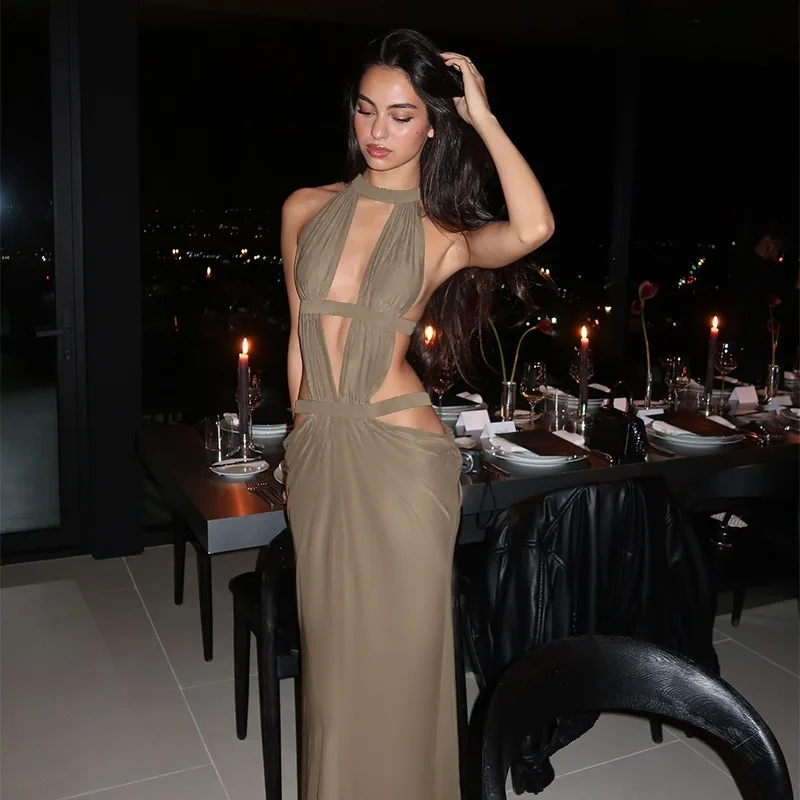 Vestido largo sexy de mujer con cuello halter, sin mangas, espalda descubierta, cintura alta y tiras brillantes, color liso.