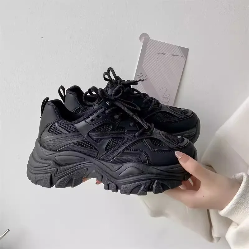2024 nuevos zapatos deportivos de plataforma a la moda para mujer, zapatillas gruesas informales negras de verano para mujer, zapatos de plataforma de cuero de malla para mujer