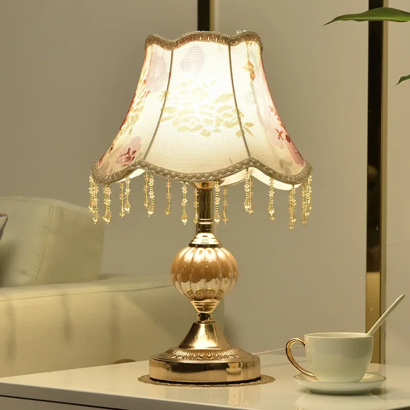 Lámpara de mesa de estilo europeo, lámpara de noche para dormitorio, táctil, Simple, moderno, romántico, creativo, Retro, lámparas de mesita de noche para el hogar, luz decorativa
