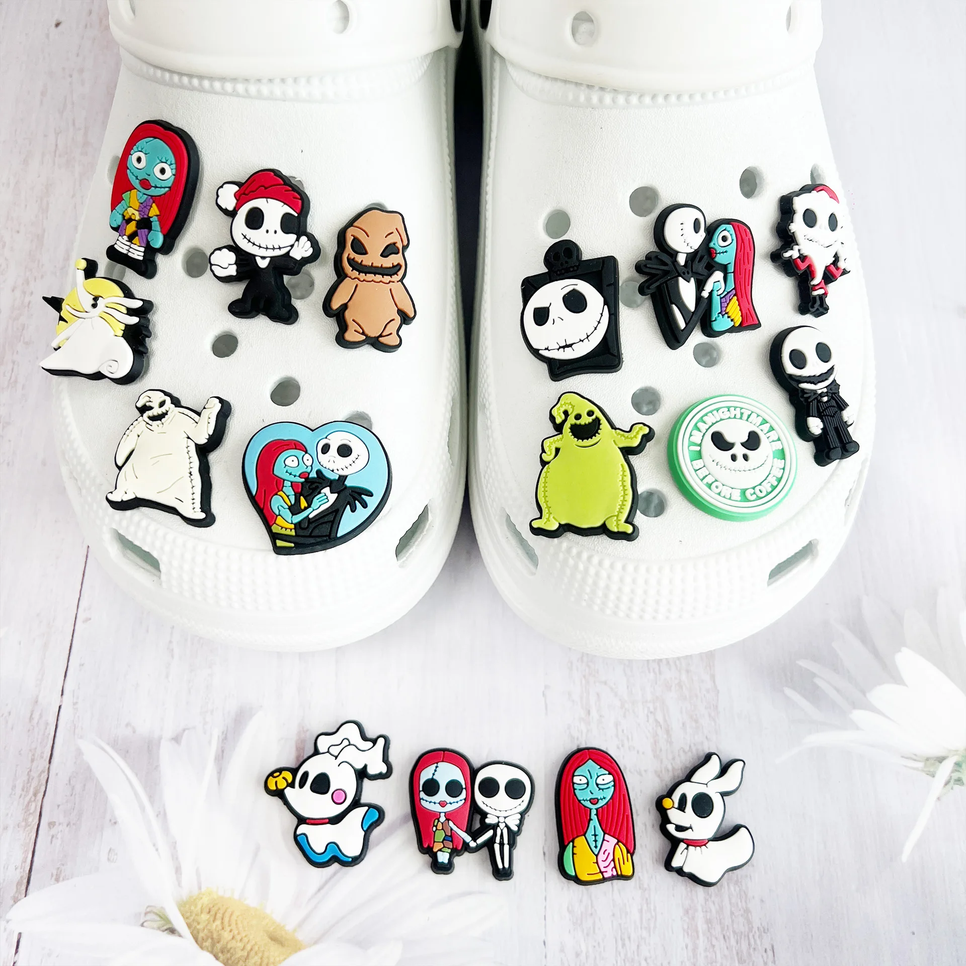 Mesuca 16 piezas de dijes de PVC de dibujos animados de Pesadilla Antes de Navidad para zapatos, accesorios DIY para zapatos de jardín, adornos de Halloween