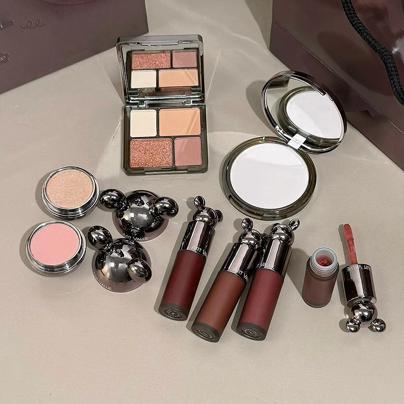 Set de Maquillaje ART VALUE que Incluye 4 Labiales Líquidos, 1 Colorete Facial, 1 Polvo Compacto, 1 Paleta de Sombras de Ojos, 1 Iluminador en Polvo, 8 Piezas de Cosméticos