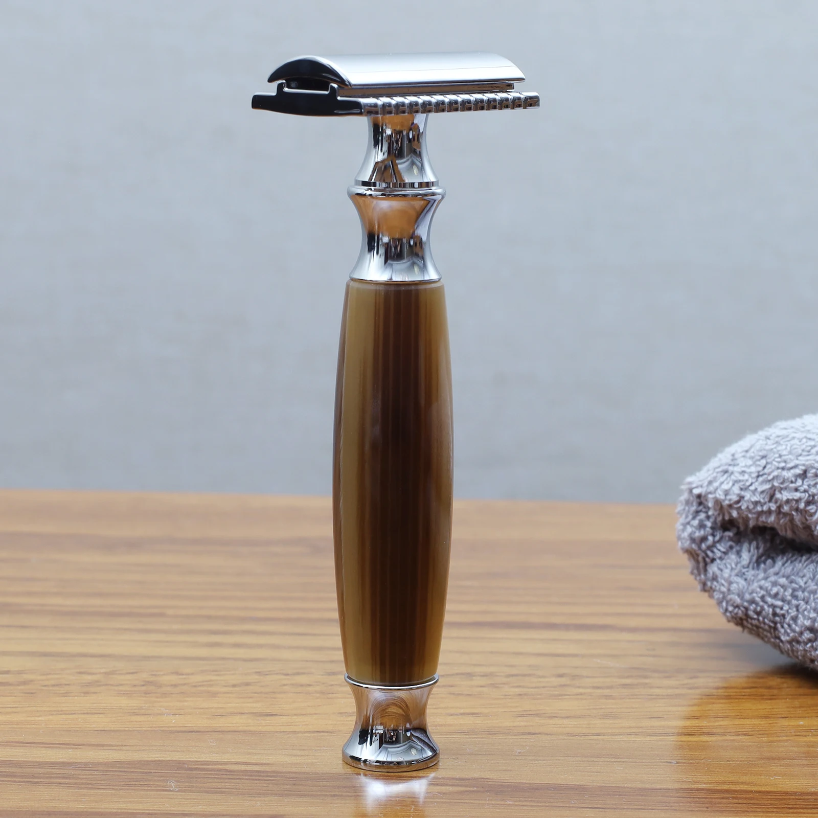 Kit de afeitado iRAZOR Classic DE con maquinilla de afeitar de doble filo, 10 cuchillas, brocha Silvertip, taza para espuma de afeitar, para afeitado en húmedo y cuidado personal masculino, empaquetado en caja de regalo.