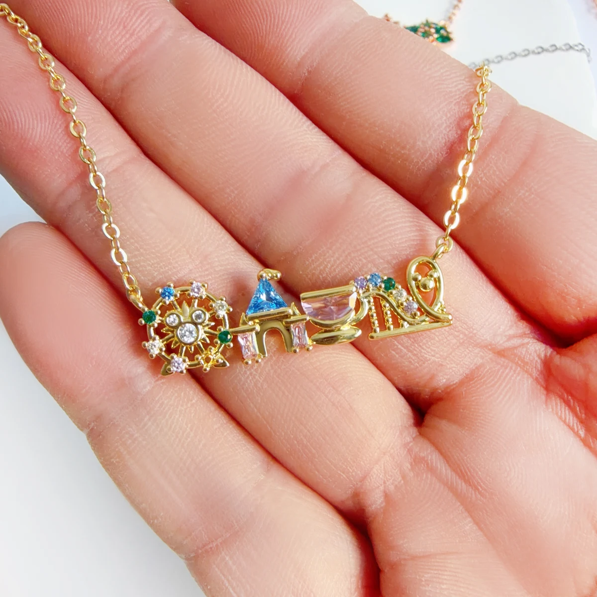 Collar con Colgante de Parque de Atracciones con Incrustaciones de Circonita de Colores Chapado en Oro de 18K, Diseño Lindo y Dulce, Joyería de Moda Versátil, Regalo para Niña