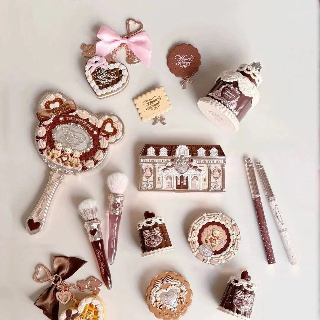 Set de regalo de maquillaje Flower Knows SWEETIE BEAR, todo en uno: perfume, paleta de sombras brillantes, rubor, gel labial, caja de 10 piezas.