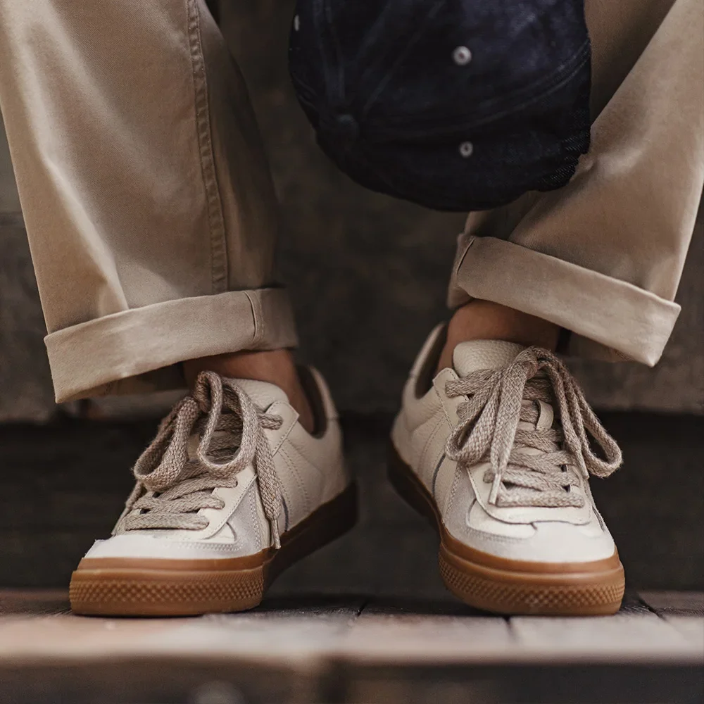 Maden nuevos zapatos de entrenamiento cómodos de cuero de grano completo para hombres zapatillas bajas transpirables versátiles de uso diario zapatos casuales al aire libre