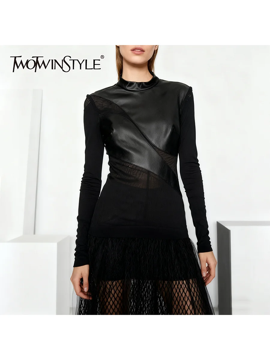 TWOTWINSTYLE, camisetas lisas adelgazantes de cuero empalmado a la moda para mujer, cuello redondo, manga larga, camiseta Sexy transparente, ropa femenina